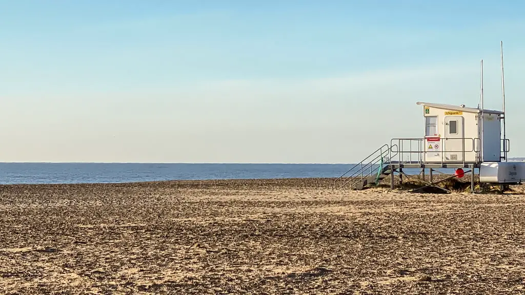 great yarmouth beach with white lifeguard hut