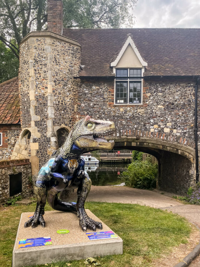 t-rex sculpture by pulls ferryy