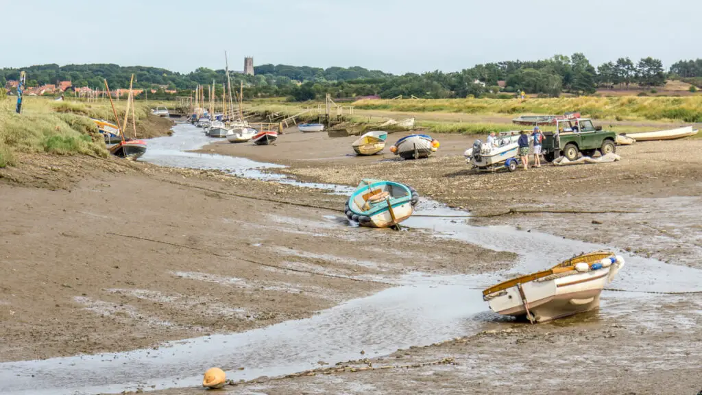 boats at low tide in morston quay