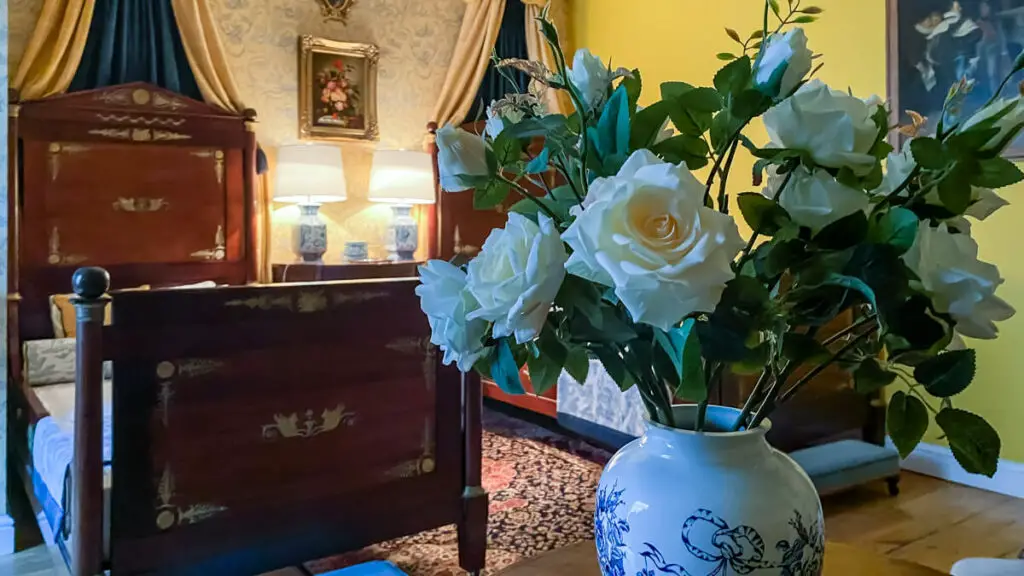 Shakespeare Room in TOPO, close up of flowers with the beds in the background