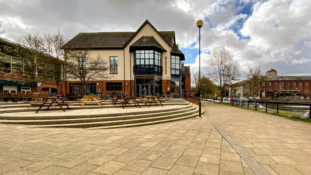 exterior of the queen of iceni, a riverside pub in norwich