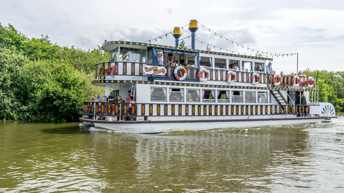 the mississippi river style boat that does norfolk broad tours