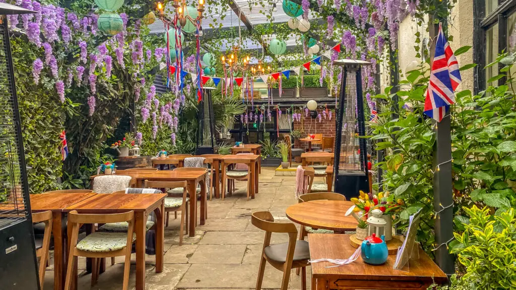 view of courtyard at maids head hotel